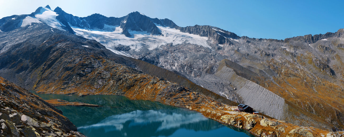 Berghütte vor Gletscher in den Alpen 